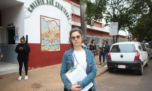 Padres preocupados se manifiestan en escuela tras caída de ventilador sobre alumno
