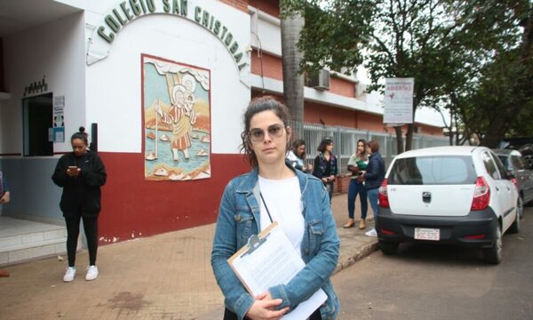 Padres preocupados se manifiestan en escuela tras caída de ventilador sobre alumno