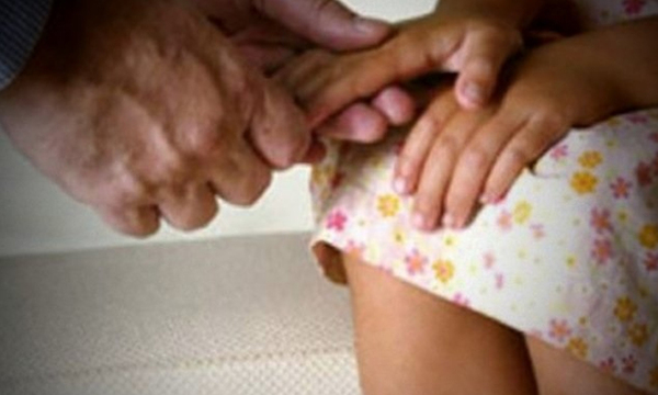 Padre estará 15 años en prisión por abusar y obligar a mendigar a su hija