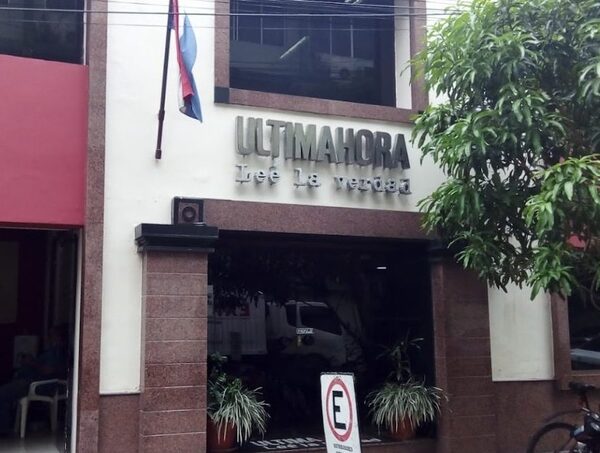 Pedido fiscal viola principios constitucionales, según director de Última Hora · Radio Monumental 1080 AM