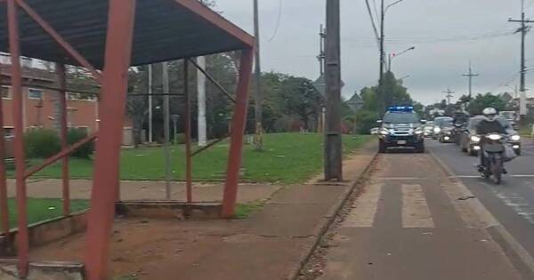 La Nación / Caminera controla tránsito frente a escuela tras reclamo viral por alumno atropellado