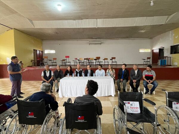 Consulado de China (Taiwán) dona 10 sillas de ruedas a Comuna de Presidente Franco - La Clave