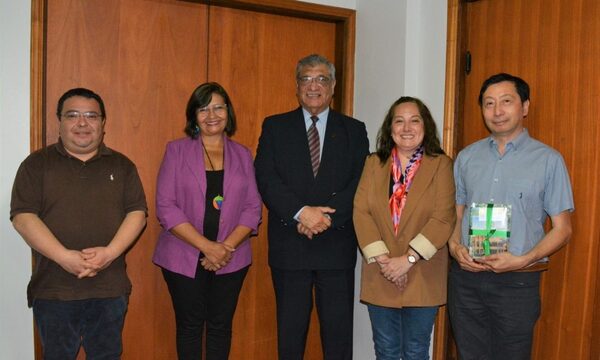 La UNE recibe visita de docentes investigadores de Chile