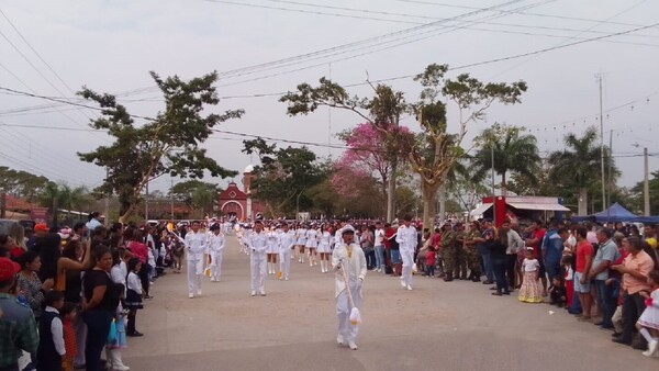 Colorido desfile en homenaje al aniversario 134 de Puerto Casado