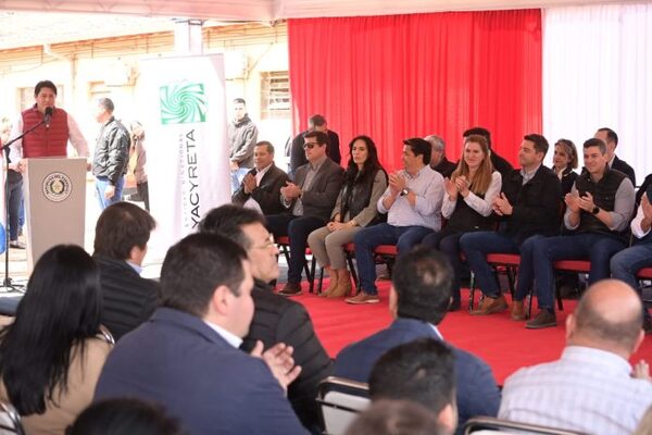Gobierno entrega aportes por becas y salud en el departamento de Caazapá