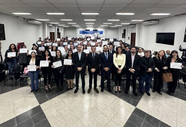 Mitic cierra exitosamente el primer programa de becas