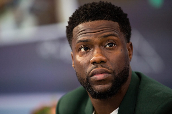 Kevin Hart está en silla de ruedas luego de desgarrarse el abdomen en una carrera con un exjugador de la NFL - Megacadena — Últimas Noticias de Paraguay