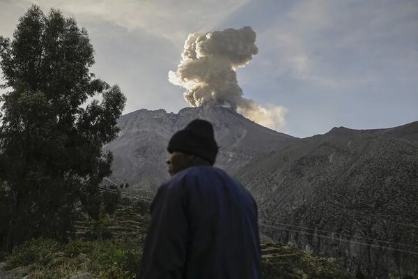 Volcán peruano Ubinas registró explosión que produjo columna de ceniza de 4.000 metros - Mundo - ABC Color