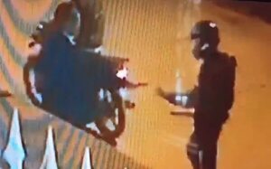Video: Motochorros asaltan a un hombre en Isla Bogado, Luque - Policiales - ABC Color