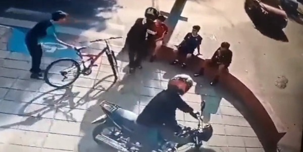 Diario HOY | Motochorros robaron celulares a tres niños