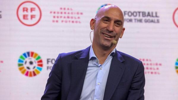 FIFA suspende a Rubiales “de toda actividad relacionada al fútbol” | 1000 Noticias