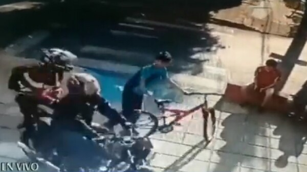 Motochorros roban celulares a adolescentes en siete segundos