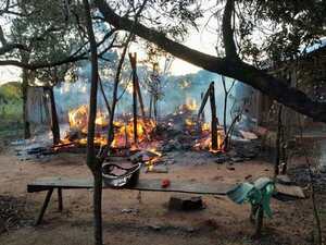 VIVIENDA ARDE EN LLAMAS TRAS APARENTE INCENDIO PROVOCADO EN SAN COSME Y DAMIÁN