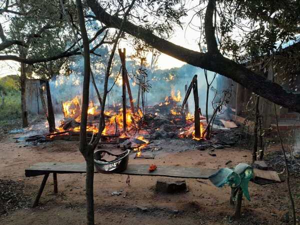 VIVIENDA ARDE EN LLAMAS TRAS APARENTE INCENDIO PROVOCADO EN SAN COSME Y DAMIÁN