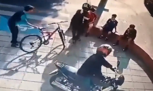 Asunción: Motochorros roban celulares a adolescentes en siete segundos