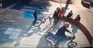 [VIDEO] Dos motochorros desgraciados robaron celulares a niños