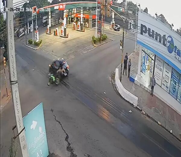 Video: automóvil cruza semáforo en rojo y provoca accidente en Fernando de la Mora - Nacionales - ABC Color