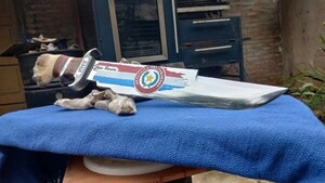 ARTESANO REALIZA CUCHILLOS PERSONALIZADOS CON CHATARRA