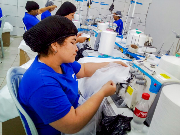 Internas inician fabricación de batas hospitalarias - Unicanal