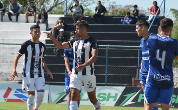 Versus / 12 de Octubre y Deportivo Santaní empatan con protagonismo de los González