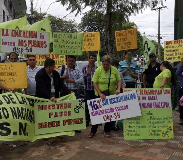 Fracasa reunión de docentes con el MEC y anuncian paro desde el lunes 28 - La Tribuna