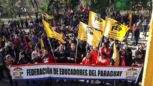 Gremios docentes anuncian paro a partir del lunes - trece