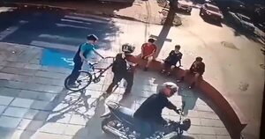 VIDEO: Motochorros asaltan a adolescentes en plena siesta frente a su colegio en Asunción - Policiales - ABC Color