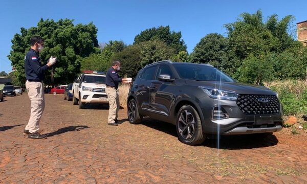Abandonan en CDE camioneta robada en Brasil