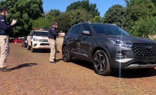 Delincuentes abandonan camioneta robada en asalto en Foz