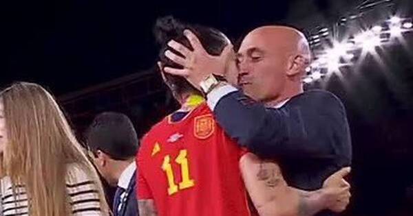 La Nación / Federación Española de Fútbol defiende a Rubiales ante polémico “beso”