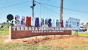Estudiantes instalan letras corpóreas en Santa Rosa