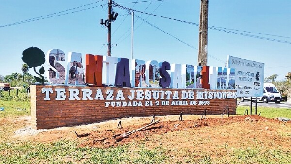 Estudiantes instalan letras corpóreas en Santa Rosa