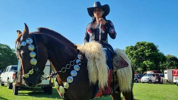 Estando en Europa, modelo jinetera pilló que estaban ofreciendo su caballo por Facebook