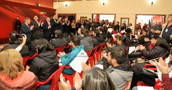 La Nación / ANR entregó 150 becas y busca duplicar su ayuda a universitarios