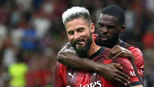 El Milan golea, lidera y promete