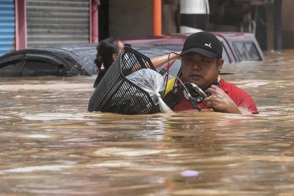 Centenares huyen de inundaciones ante paso de supertifón por Filipinas - Mundo - ABC Color