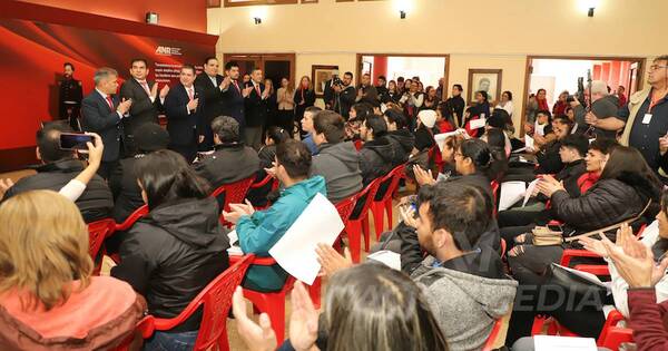 La Nación / ANR entregó 150 becas y busca duplicar su ayuda universitaria