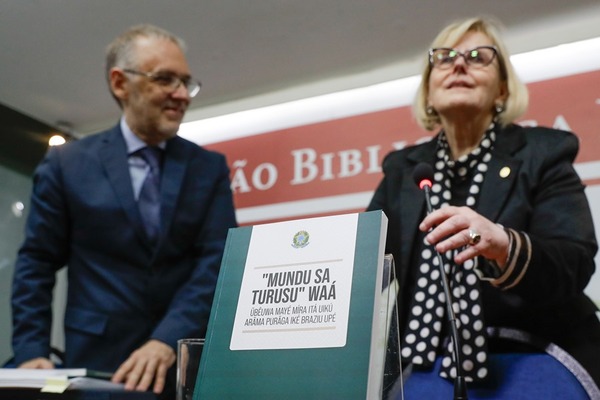 Brasil publicará su primera Carta Magna traducida a una lengua indígena
