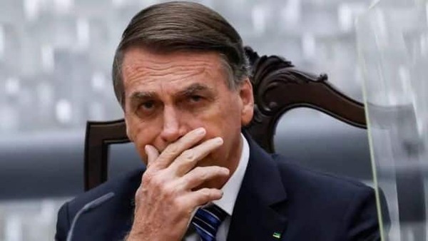 Justicia prohíbe a Bolsonaro tener contacto con su exasistente mientras sea investigado