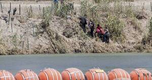 La Nación / Ni boyas, ni cercas, ni alambres de púas detienen el paso de migrantes a EE. UU.