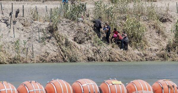 La Nación / Ni boyas, ni cercas, ni alambres de púas detienen el paso de migrantes a EE. UU.