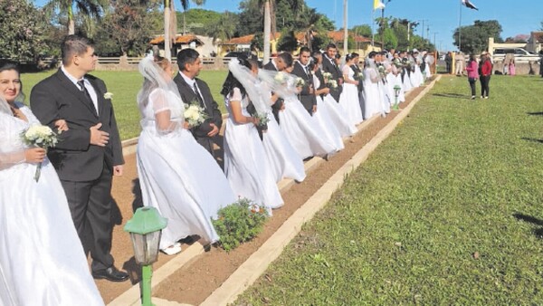 Boda comunitaria: Se conocieron en una fila de pagos y ¡ahora son esposos!