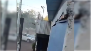 [VIDEO] Intento de feminicidio: hombre furioso arrolló varias veces a su expareja