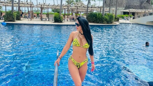 Gloria Vera peló su cuerazo en su viaje solo de chicas