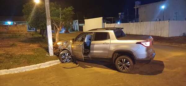 Ebrio al volante colisionó a una columna de la ANDE - La Clave