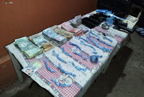 Detienen a tres personas con varias dosis de drogas en Santaní
