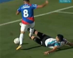 ¡Famosa discusión en redes! ¿Fue o no fue penal para Cerro?