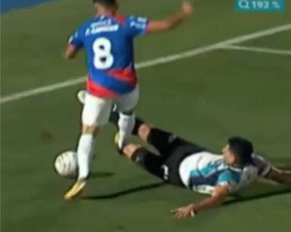 ¡Famosa discusión en redes! ¿Fue o no fue penal para Cerro?