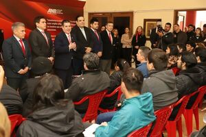 Diario HOY | ANR ya entregó 150 becas universitarias a jóvenes sobresalientes: meta es llegar a 300