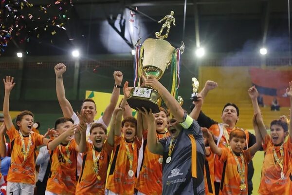 Hernandarias campeón invicto del Nacional C11 de fútbol de salón - Polideportivo - ABC Color
